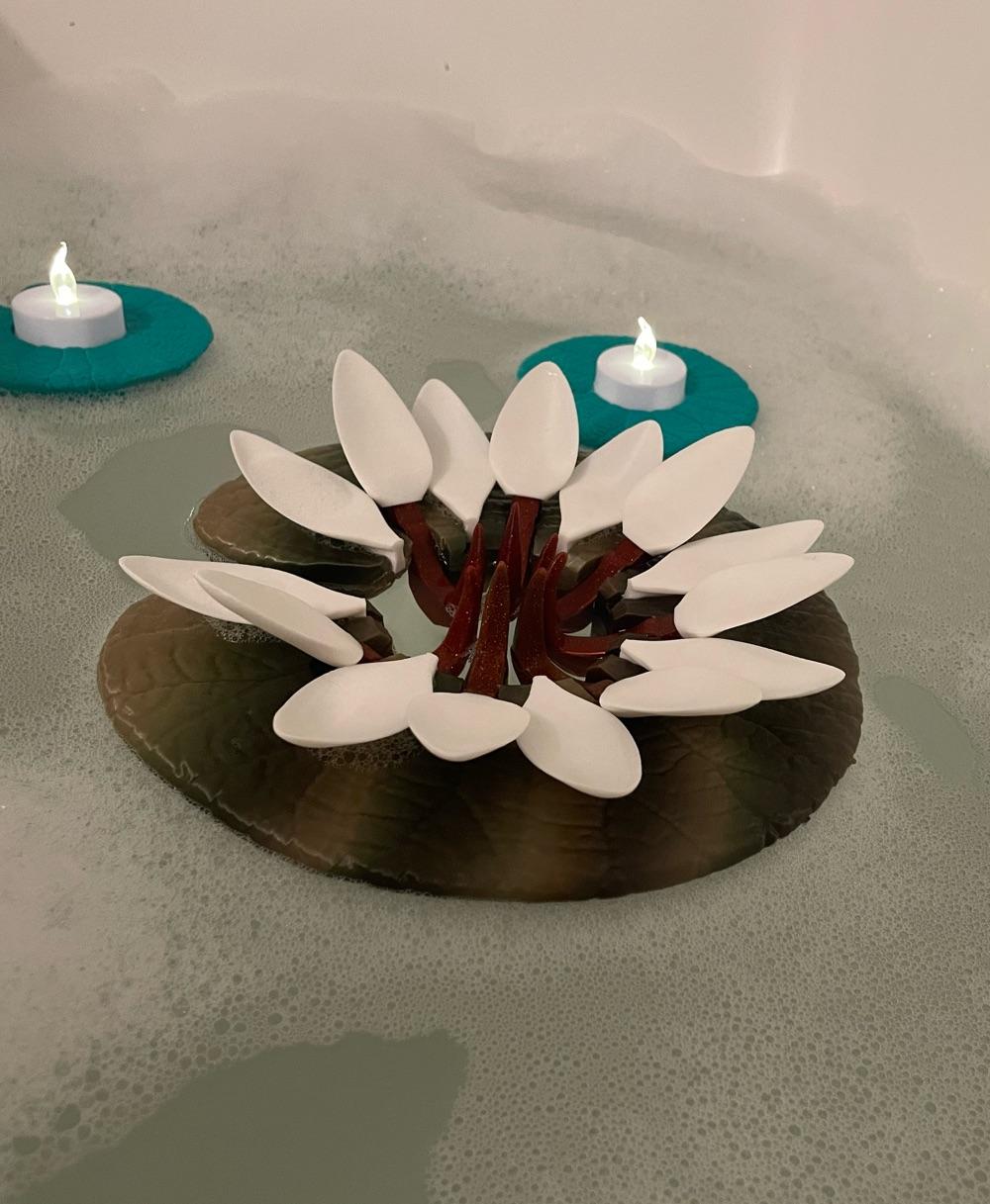 Floating Wine Lily & Candle Lily Bath Set – product image 2